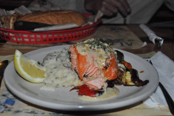 Salmão recheado com King Crab, comida típica do Alaska, em restaurante tradicional em frente ao Denali National Park